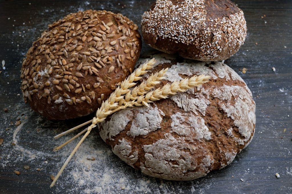 Mains travaillant la pâte à pain